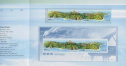 3274 and 3274d souvenir sheet PRC 2003-8 in Special Presentation Folder (2 images)