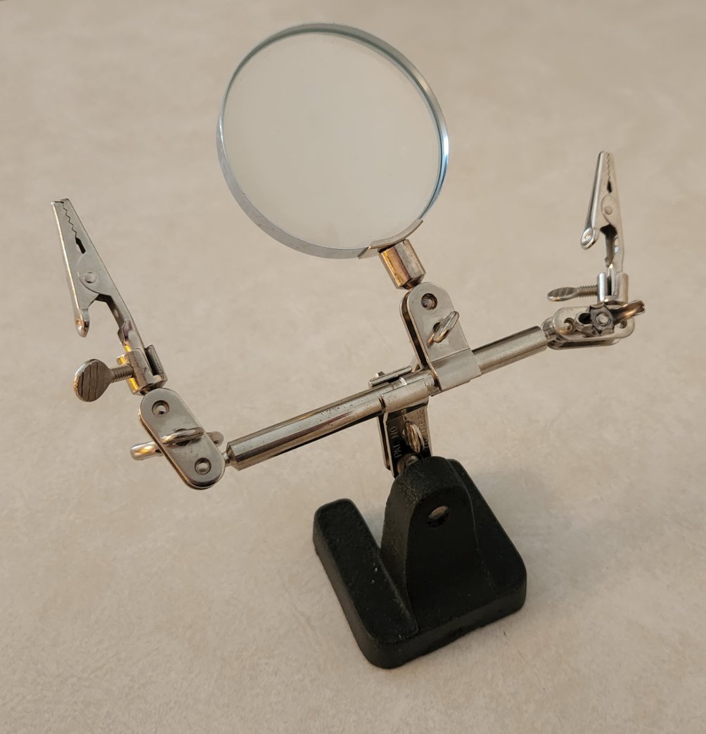 Magnifier on stand (1 lb)