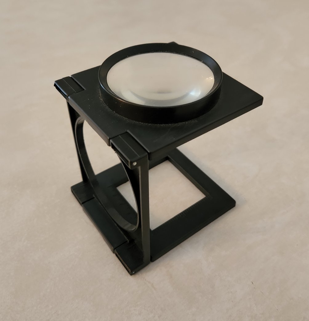 Magnifier with stand (4 oz)